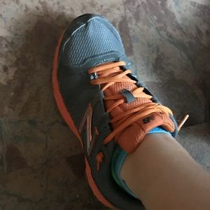 Grey/orange tennis shoe EXCELLENT CONDITION